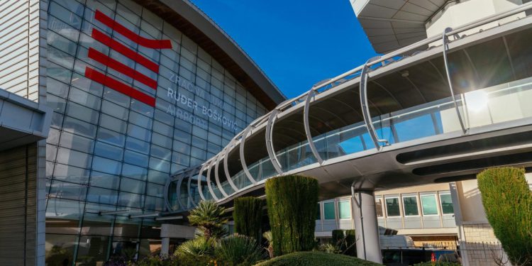 Britanski turisti ‘zapeli’ u Dubrovniku: Jako smo zabrinuti: Majka je srčani bolesnik, mora uzimati lijekove, a s nama je i mala beba