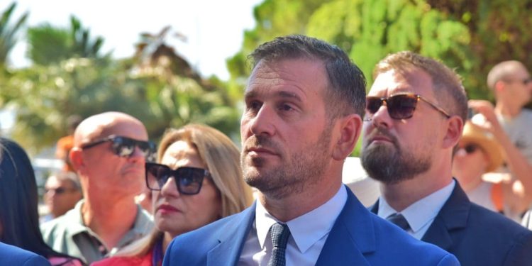 Brod s azbestom stigao u Split: Šuta traži raskid koncesije, građani na ulicama