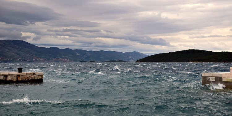 Oblačnija i vjetrovitija srijeda s ponekom kišom i svježijom temperaturom