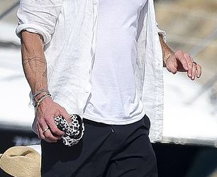 Chris Hemsworth zvoni u svom 42. rođendanu sa zvijezdom Ibizom Bash, u kojoj su prisustvovali Rita Ora i Matt Damon – ali supruga Elsa Pataky ostaje kod kuće u Chilly Byron Bayu