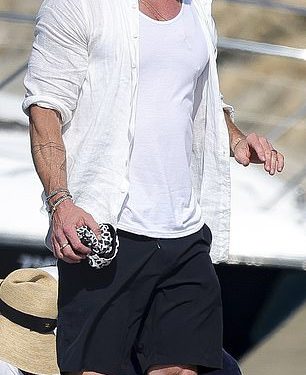 Chris Hemsworth zvoni u svom 42. rođendanu sa zvijezdom Ibizom Bash, u kojoj su prisustvovali Rita Ora i Matt Damon – ali supruga Elsa Pataky ostaje kod kuće u Chilly Byron Bayu