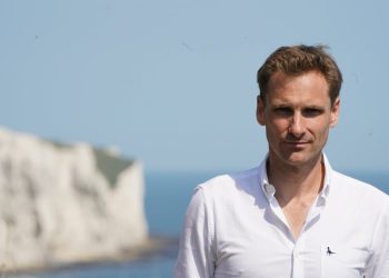 Chris Philp se zabio bocama i nožem ga je privukao tijekom putovanja u francuski migrantski kamp