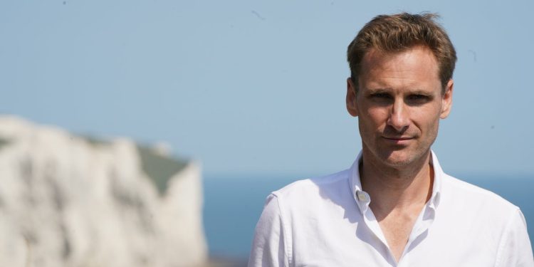 Chris Philp se zabio bocama i nožem ga je privukao tijekom putovanja u francuski migrantski kamp