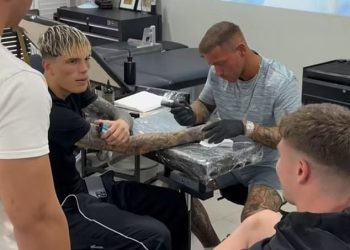 Čini se da je Man United Outcast Alejandro Garnacho ‘Sticks Wepe’ dok dobiva novu tetovažu – dvije godine nakon što su ga navijači uhvatili u izbrisanom Instagram Postu