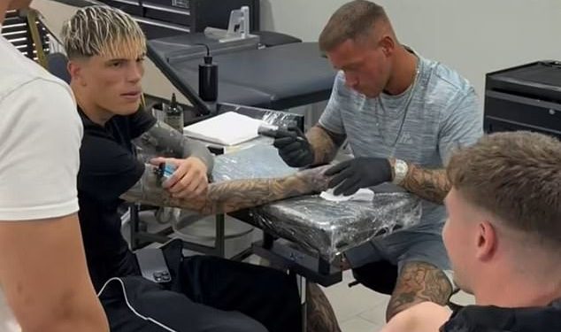 Čini se da je Man United Outcast Alejandro Garnacho ‘Sticks Wepe’ dok dobiva novu tetovažu – dvije godine nakon što su ga navijači uhvatili u izbrisanom Instagram Postu