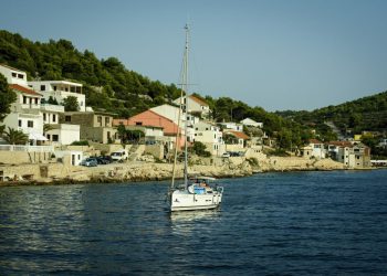 Cjevovod stigao na Žirje, ali su Žirjani ostali kratkih rukava. Još će se načekati dok im voda stigne u kuće