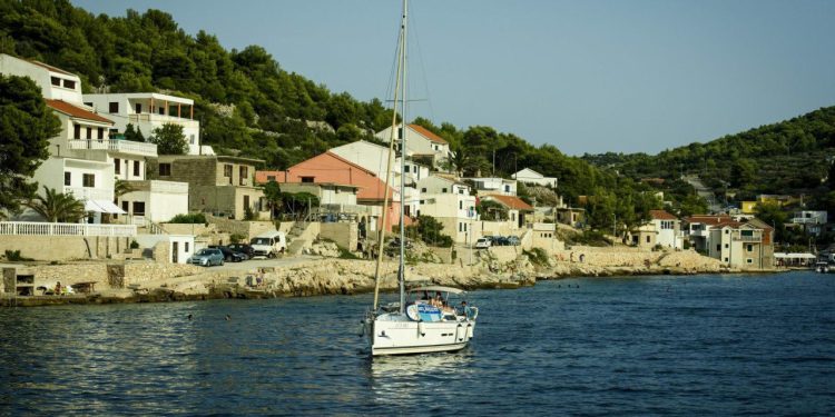 Cjevovod stigao na Žirje, ali su Žirjani ostali kratkih rukava. Još će se načekati dok im voda stigne u kuće