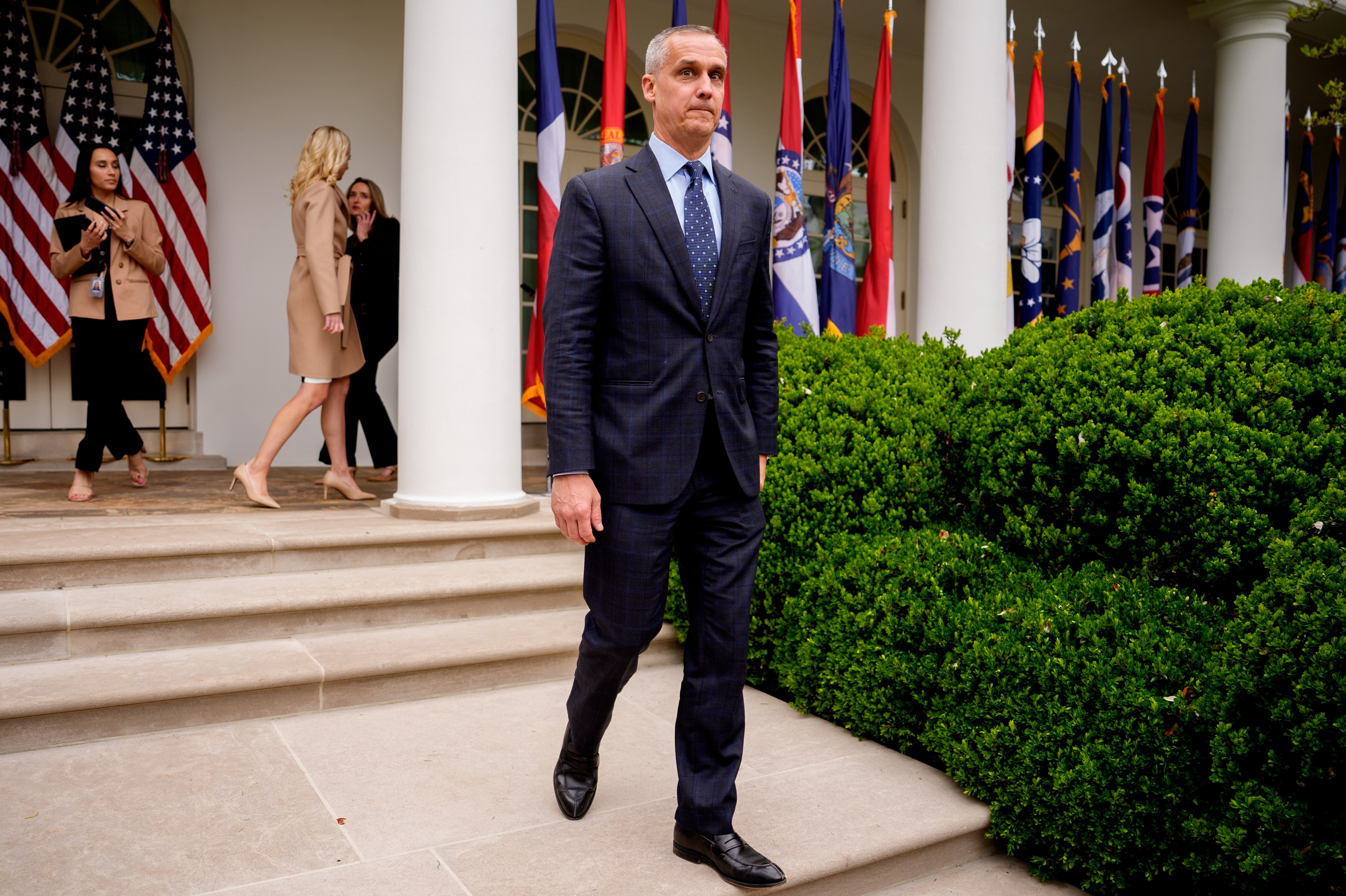 Neimenovani dužnosnici Bijele kuće tvrde da je Corey Lewandowski, politički operativac koji radi kao poseban vladin zaposlenik, možda pokušava izbjeći ispunjavanje njegovih maksimalnih radnih dana