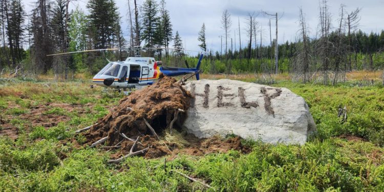 Čovjek spašen iz divljine nakon što je u kamenu izrezao ‘pomoć’