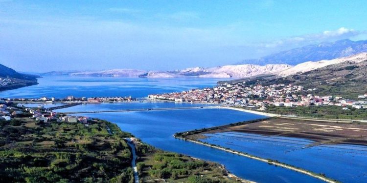 Crnogorac na Pagu istukao Nijemca koji je radio nered