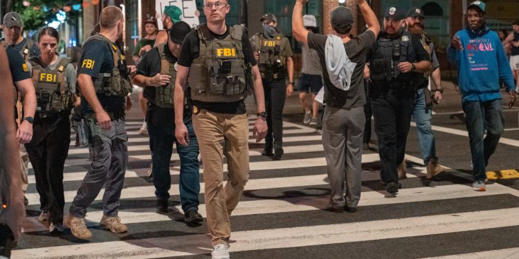 DC logori za beskućnike očišćeni u Trumpovom preuzimanju dok Bondi zamjenjuje policijskog povjerenika s šefom DEA