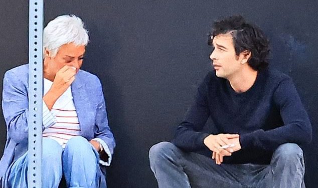 Denise Welch ‘suze’ nakon što je Taylor Swift Swipe: Čini se da zvijezda Loose Women plače na ulici, a zagrlila ga je sin Matty Healy nakon TV intervjua Backfired