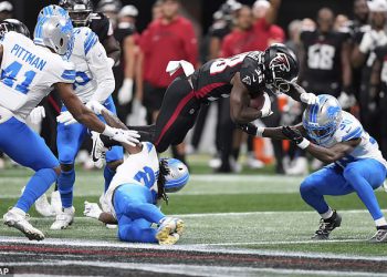 Detroit Lions-Atlanta Falcons Otvarač predsezona suspendiran je nakon što zastrašujući igrač Leat-a Leavet nije nepomičan
