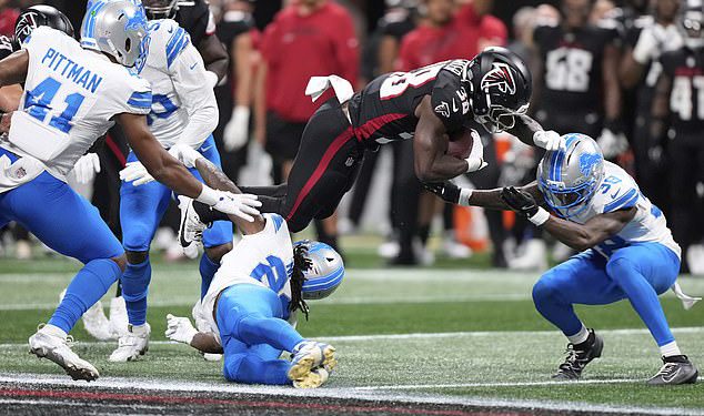 Detroit Lions-Atlanta Falcons Otvarač predsezona suspendiran je nakon što zastrašujući igrač Leat-a Leavet nije nepomičan