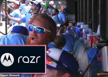 Divlji trenutak Chicago Cubs zvijezde zaronilo se za naslovnicu nakon što su ga prestravili mlazni prelet tijekom igre