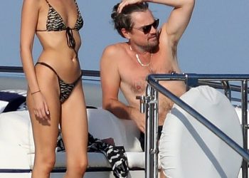 Djevojka Leonarda DiCapria Vittoria Ceretti ga se sruši na jahtu … kao što je par javno poljubac prvi put