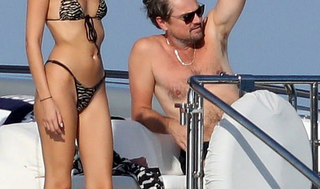 Djevojka Leonarda DiCapria Vittoria Ceretti ga se sruši na jahtu … kao što je par javno poljubac prvi put