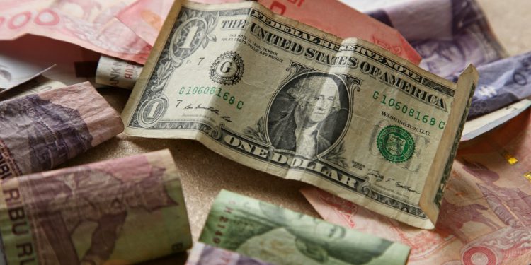 Dolar ojačao prema euru uslijed tržišnih oscilacija