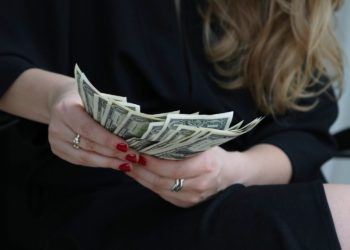 Dolar oslabio, cijene nafte porasle