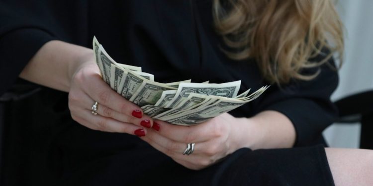 Dolar oslabio, cijene nafte porasle