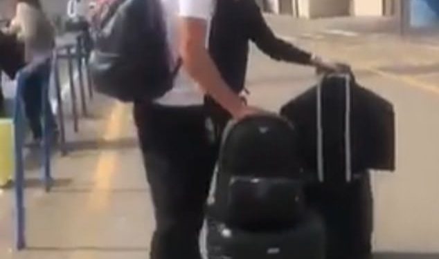 Dolazni Liverpool potpisivanje Giovanni Leoni primijetio je da će se ukrcati na privatni mlaz, s tim da je talent za tinejdžere od 26 milijuna funti za medicinu