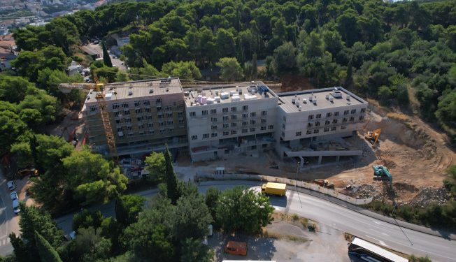 Dom umirovljenika ispod dubrovačke bolnice poprima završni izgled, Franković: “Ovo je ulaganje u ljude, dostojanstvo i sigurnost naših starijih sugrađana”