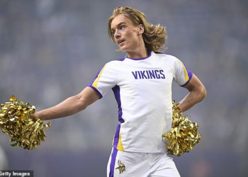 Domaćin Fox News -a iznevjeri se na kontroverzu muške navijačice u NFL -u i poziva Pete Hegseth da joj se okonča