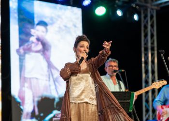 Doris Dragović u Privlaci oduševila publiku, vatrometom dočekana “Oluja”