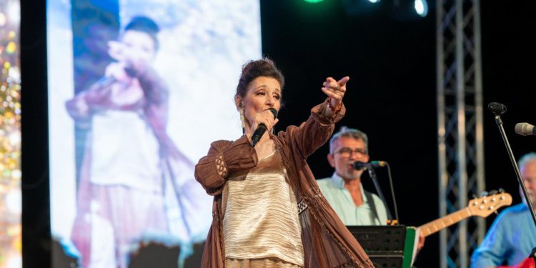 Doris Dragović u Privlaci oduševila publiku, vatrometom dočekana “Oluja”