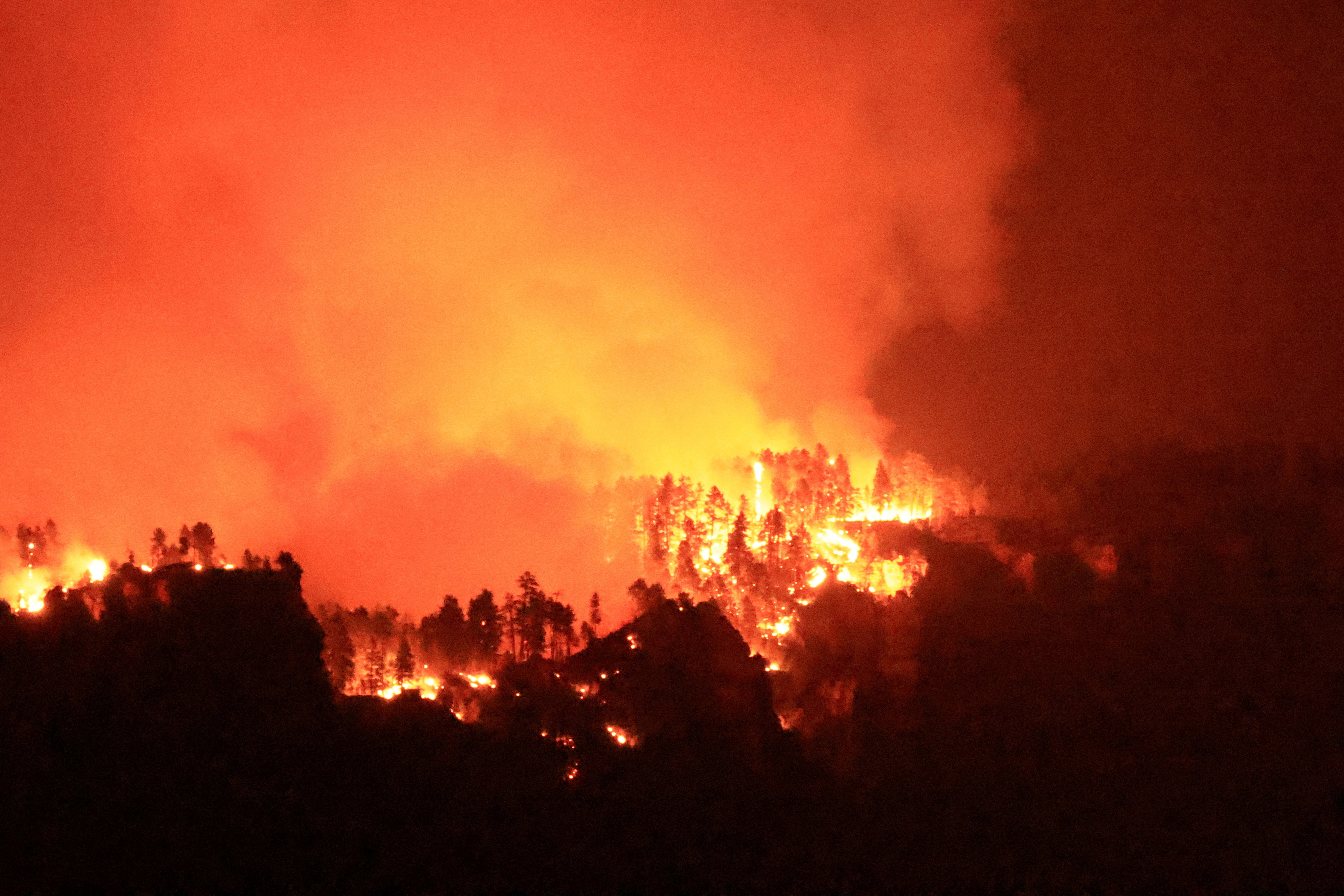 Zmaj Bravo vatra gori na sjevernom obodu kao što se vidi iz Grandeur Pointa na južnom rubu Grand Canyona u Arizoni, 14. srpnja