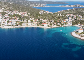 Dva lica Dalmacije nigdje se tako dobro ne vide kao u nekad rajskoj uvali…