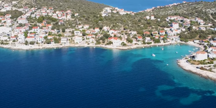 Dva lica Dalmacije nigdje se tako dobro ne vide kao u nekad rajskoj uvali…