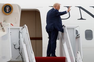 Slika datoteke: Donald Trump maše dok se ukrcava na Air Force One u Marylandu