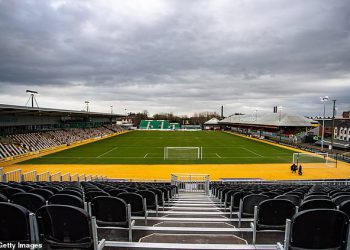 EFL sukob je odgođen, a stadion je evakuiran kao hitne pomoći u hitnom zraku na terenu nakon što se navijač razbolio