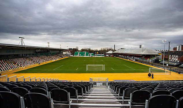 EFL sukob je odgođen, a stadion je evakuiran kao hitne pomoći u hitnom zraku na terenu nakon što se navijač razbolio