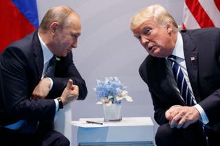Vladimir Putin i Donald Trump razgovaraju tijekom njihovog sastanka 2017. godine