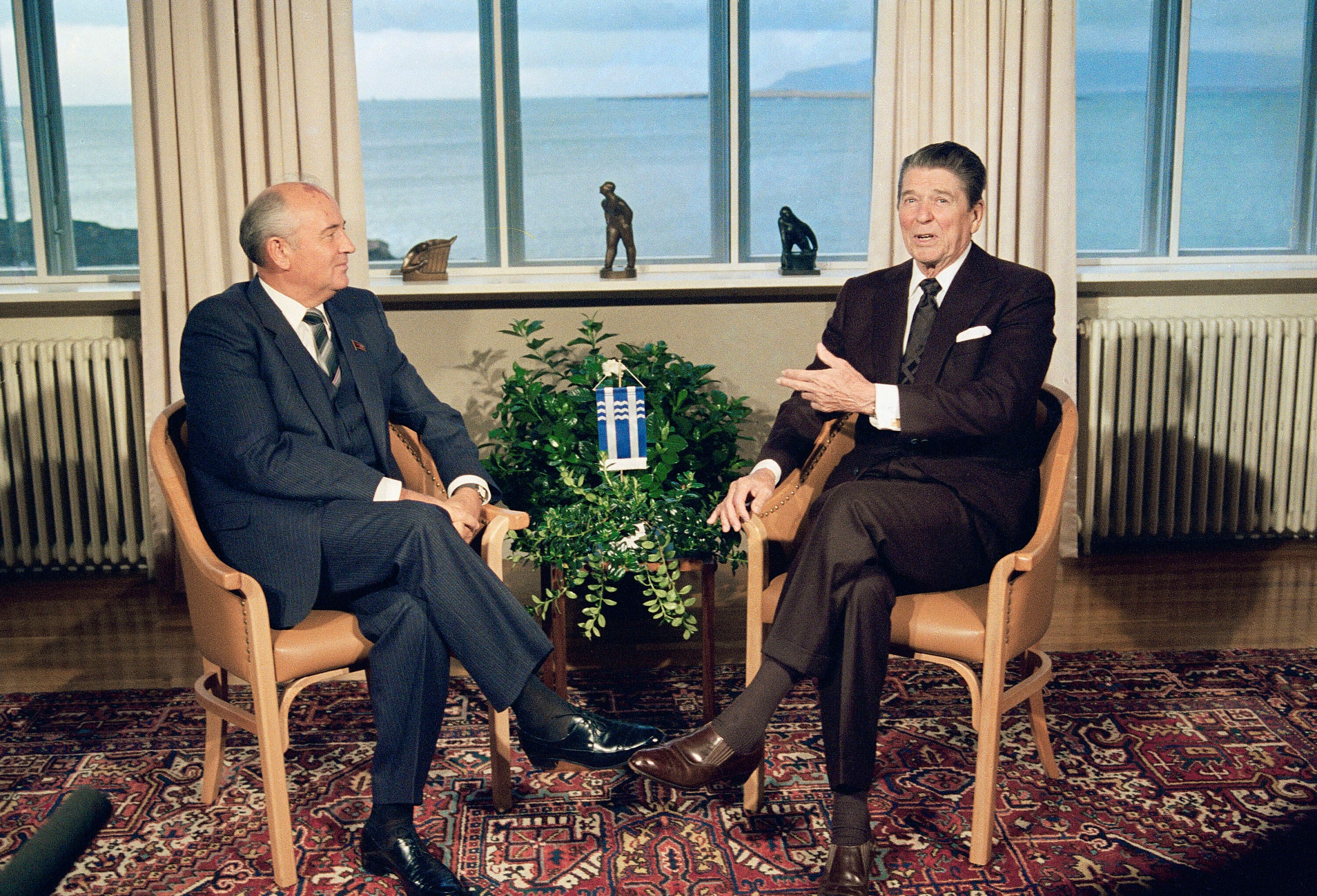 Sovjetski vođa Mihail Gorbachev i američki predsjednik Ronald Reagan zajedno sjede unutar Hofdija u Reykjaviku, Island, 1986