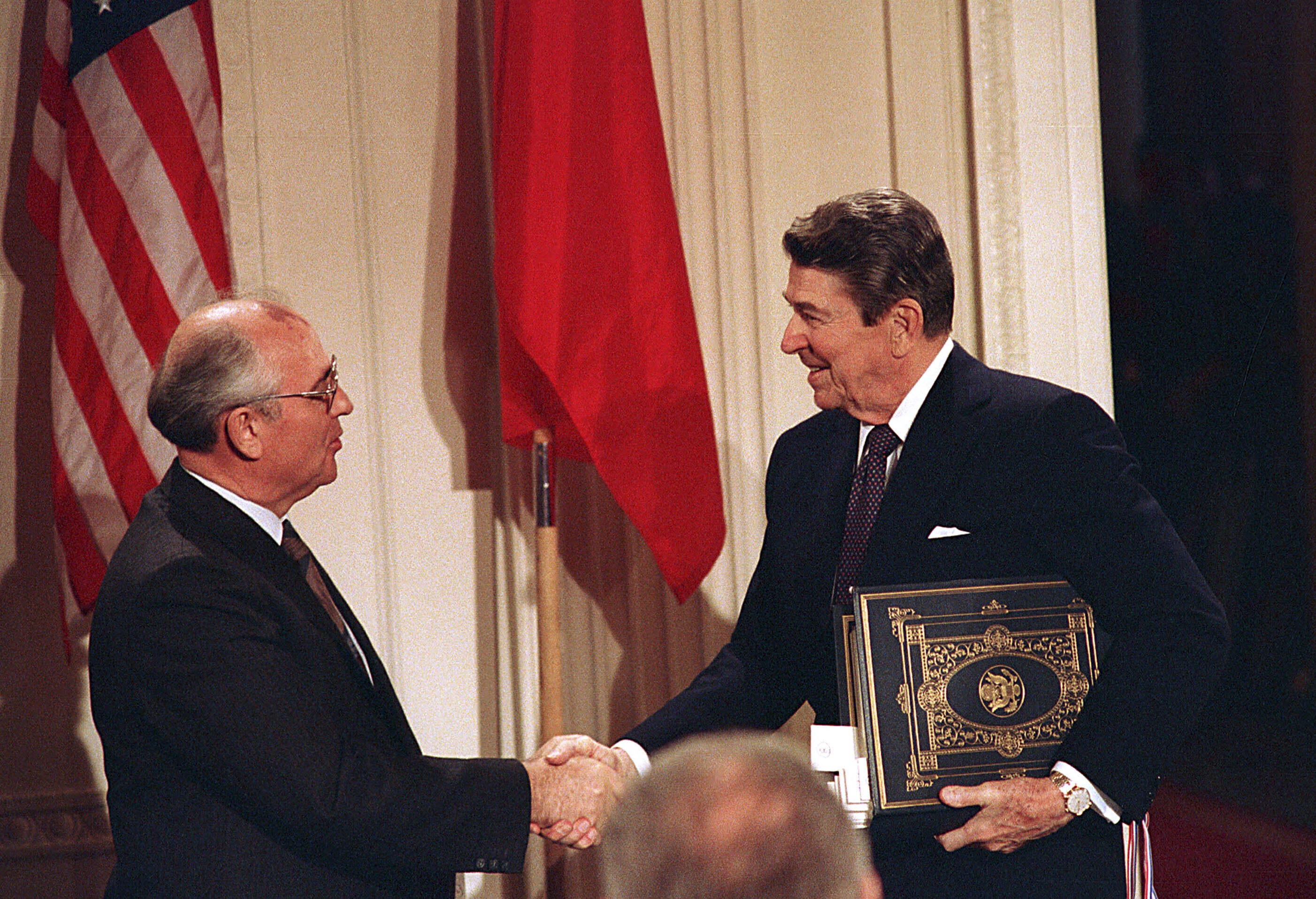 Američki predsjednik Ronald Reagan, desno, ruši se s sovjetskim vođom Mihailom Gorbachevom nakon što su dva čelnika potpisala ugovor o nuklearnim snagama srednjeg raspona