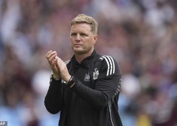 Eddie Howe daje ažuriranje o budućnosti Alexandera Isaka usred sage za transfer Liverpoola – dok Newcastle Boss razbija tišinu na navijačkim pjevanjima nazvavši napadača “pohlepnim b ***** d ‘