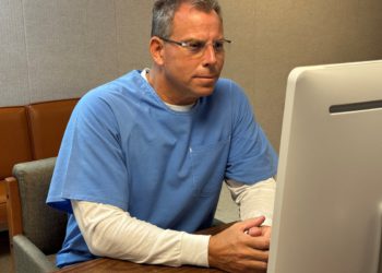 Erik Menendez negirao je uvjetnu slobodu gotovo četiri desetljeća nakon što je ubio roditelje s bratom