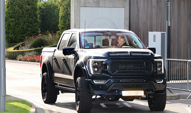 Erlingov automobil! Zvijezda Man City Haaland isprati na novi kamion čudovišta od 200 000 funti, jer u svoju kolekciju dodaje 5 milijuna funti luksuznih vozila tek ove godine