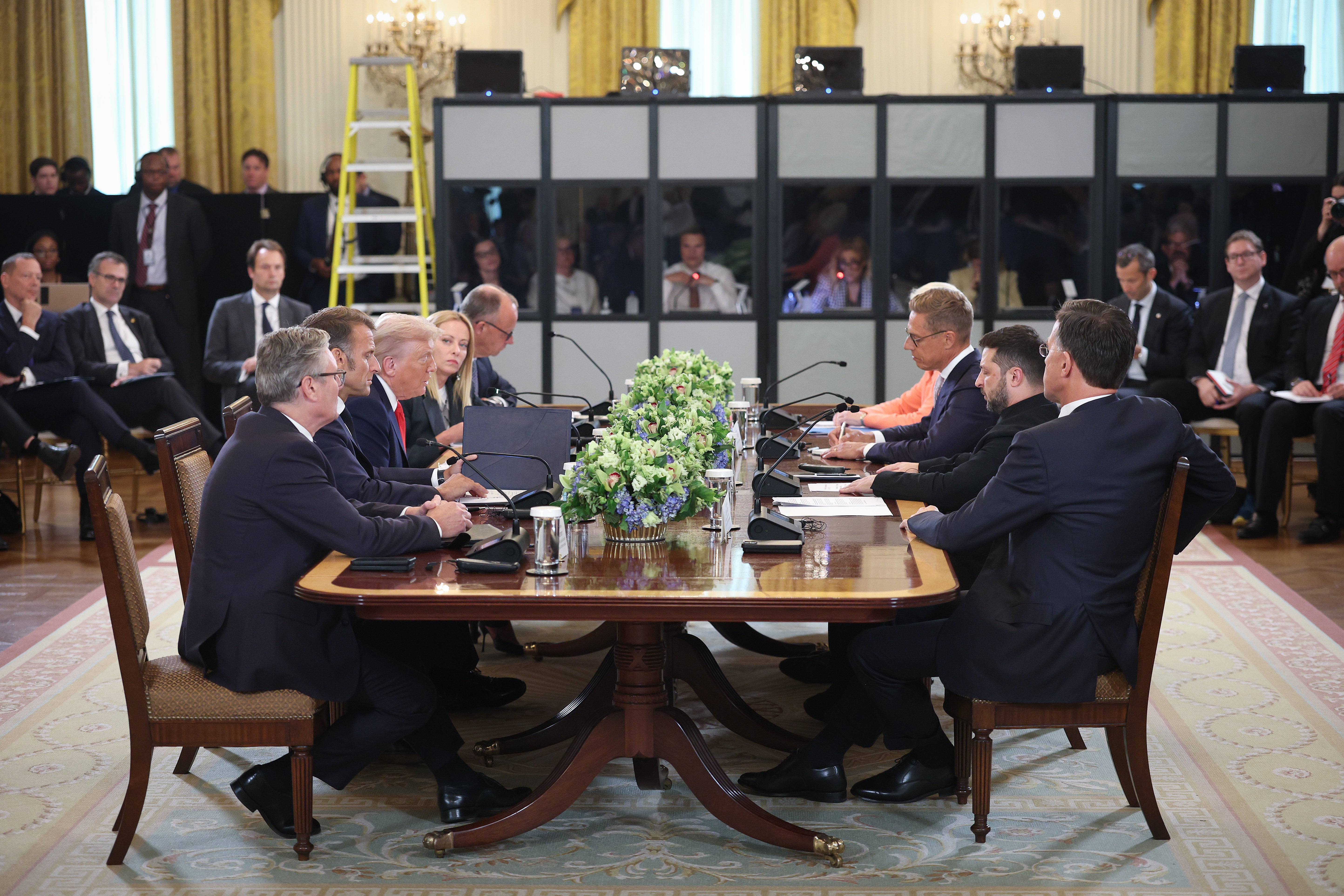 Trump je apsorbirao pohvale europskih čelnika za otvaranje puta do mira dok se službenici pripremaju za potencijalne trilateralne pregovore sa Zelenskim i Putinom