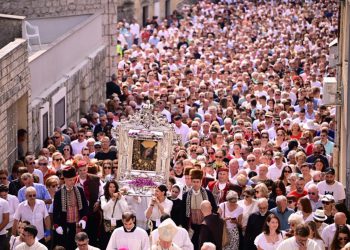 Evo kako je bilo na procesiji u Sinju. Tisuće vjernika pratilo je Gospinu sliku, okićenu zlatom, dragim kamenjem i zavjetnim darovima