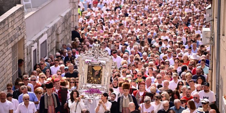 Evo kako je bilo na procesiji u Sinju. Tisuće vjernika pratilo je Gospinu sliku, okićenu zlatom, dragim kamenjem i zavjetnim darovima
