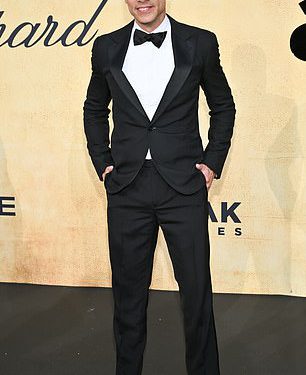 Ex Cash Warren Jessice Alba primijetio je na datum noći s modelom 20 godina, njegov junior usred razvoda