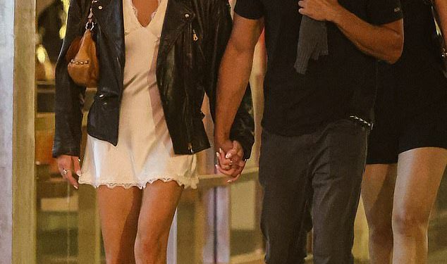 Ex Cash Warren iz Jessice Alba, 46, potvrđuje da se druži s manekenkom 20 godina svog mlađeg dok se drže za ruke i poljubaju