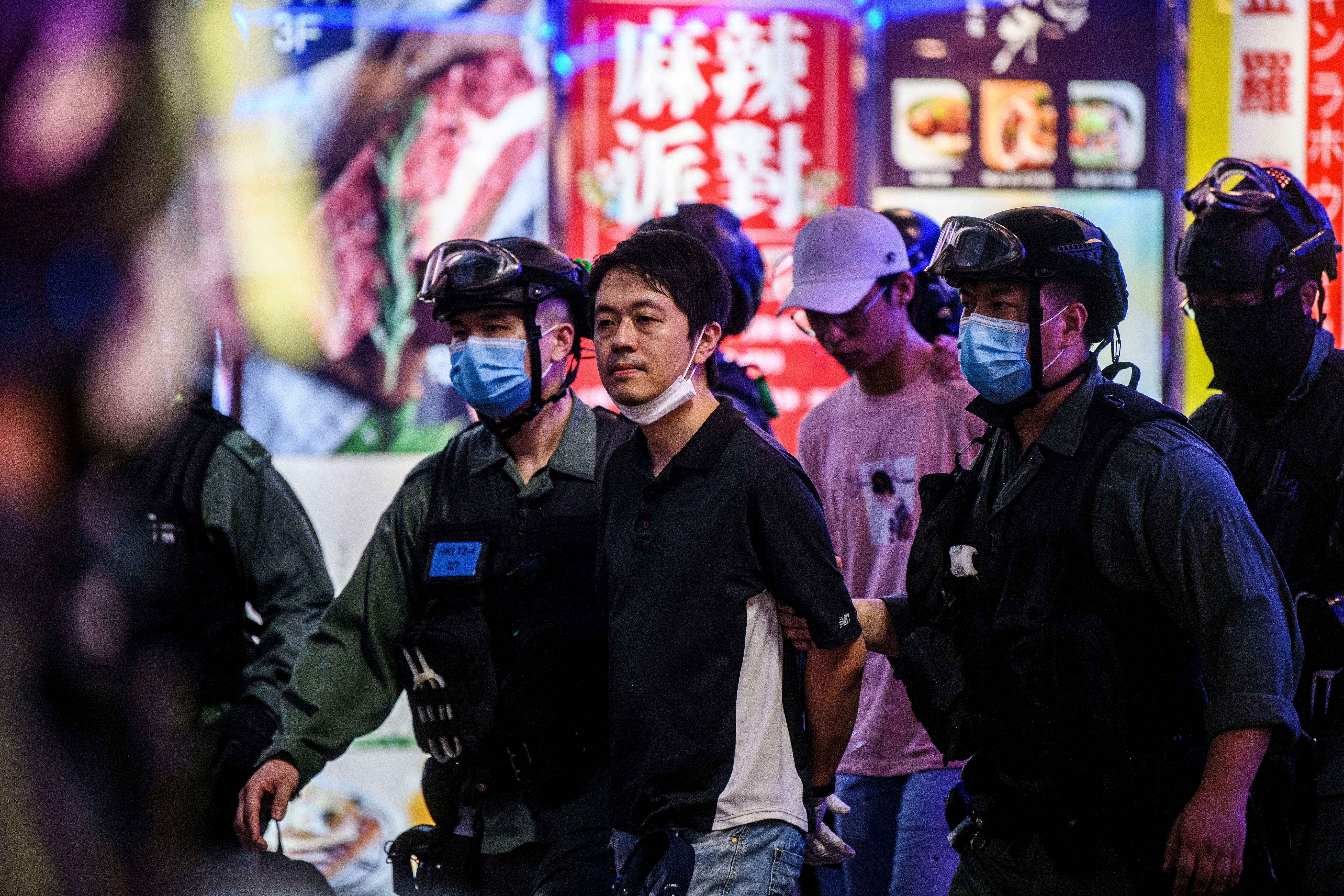 Zakonodavac pro-demokracije, Ted Hui (C), policija je pritvorila tijekom pro-demokratskog skupa u okrugu Causeway Bay u Hong Kongu 12. lipnja 2020.