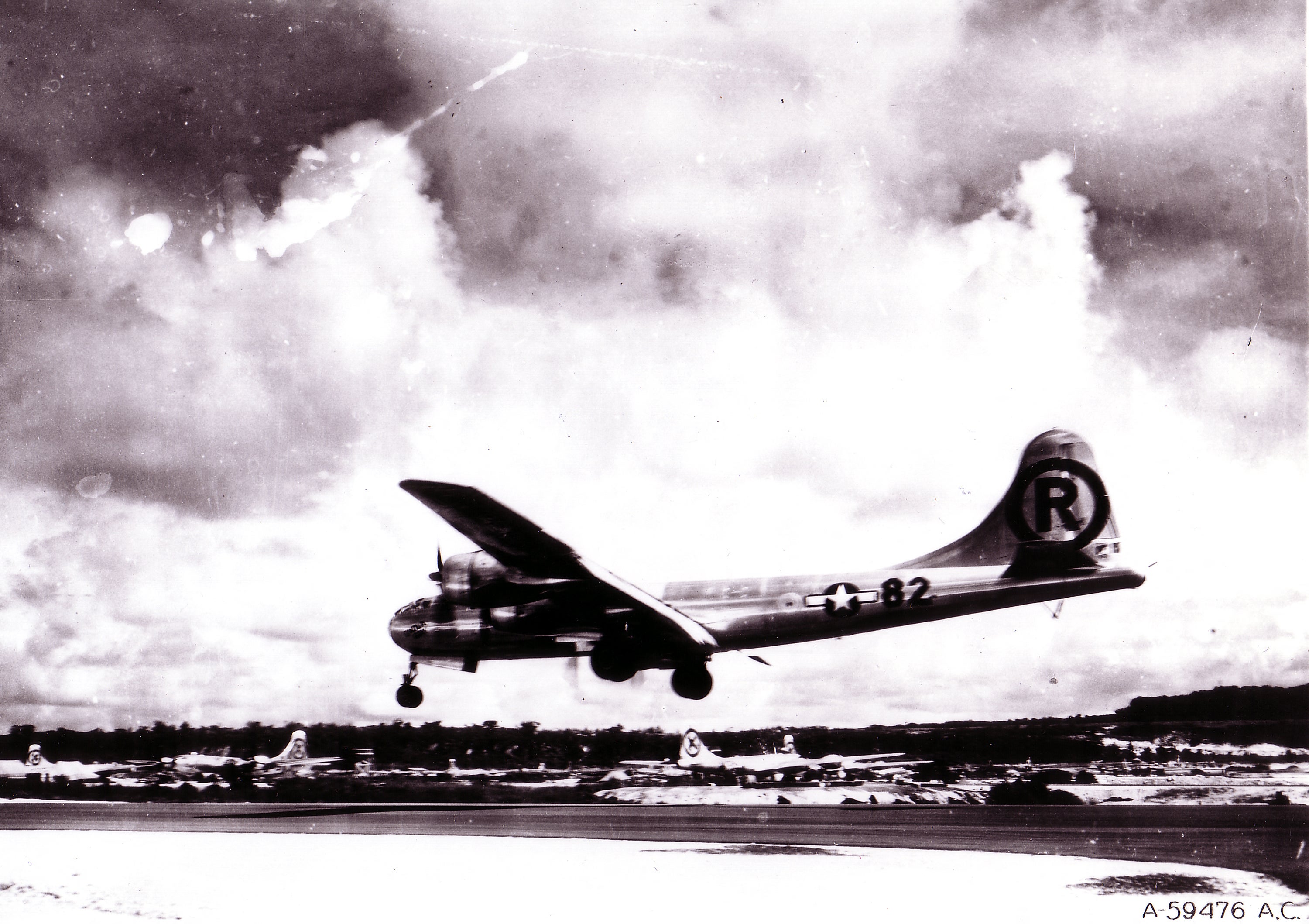 Ova fotografija dobivena iz američke zrakoplovne snage pokazuje bombarder B-29