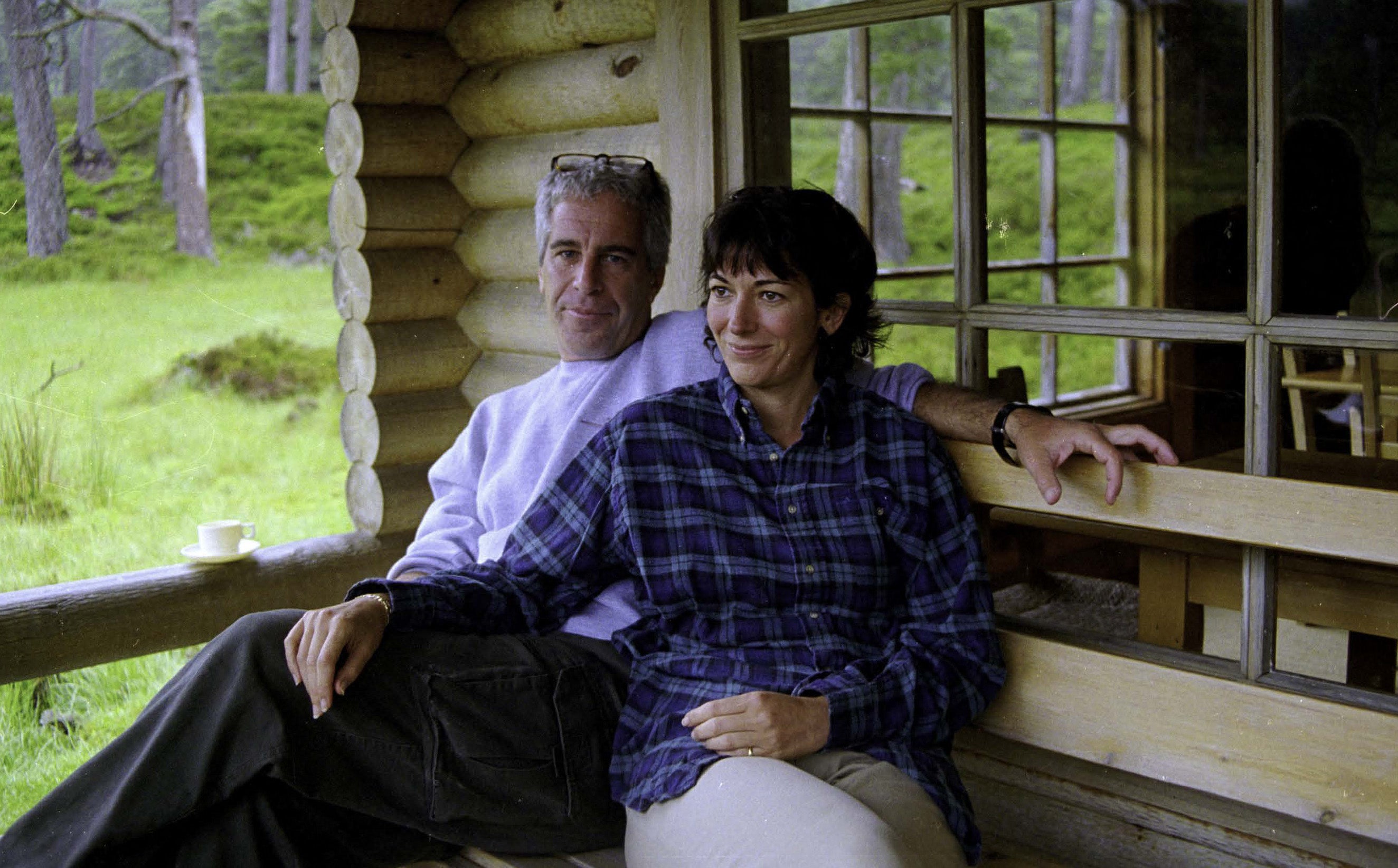 Ghislaine Maxwell (desno) izdržava 20-godišnju kaznu zbog svoje uloge u pomaganju Jeffreyju Epsteinu (lijevo) zapošljavanju, mladoženju i zlostavljanju mladih djevojčica.
