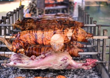 FOTO I VIDEO Odojci i janjci: Sinjani i gosti navalili na pečeno meso nakon mise. Tradicija je tradicija…